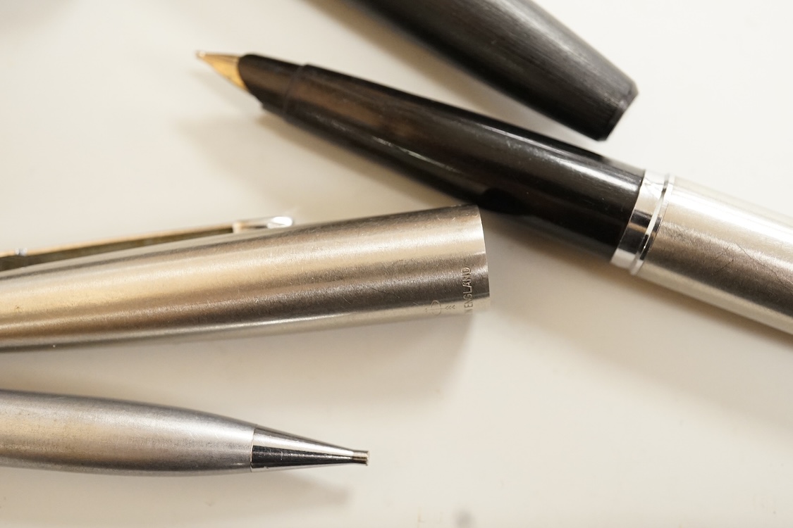 A Sheaffer 585 fountain pen and mechanical pencil, together with a Parker 45 fountain pen, a Lamy 2000 fountain pen and a Pilot ballpoint pen (5)